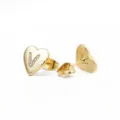 Vergulde hartvormige oorknopjes met glinsterende letter V en glanzende afwerking. - Hart Letter V / Goud