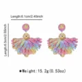 Vue détaillée de boucles d'oreilles fleurs en raphia tissé coloré avec dimensions. - Coloré