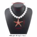 Collana di perle bianche con ciondolo a stella Marina rossa, gioiello da spiaggia elegante. - Stella marina
