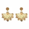 Boucles d'oreilles fleuries en raphia tissé main détail, style vacances chic pour femmes. - Kaki
