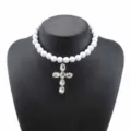 Collana girocollo di perle bianche con ciondolo a croce in cristallo brillante donna - Bianco