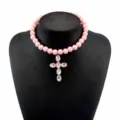 Collana girocollo con perle rosa e ciondolo a croce di cristallo, gioiello Y2K alla moda donna. - rosa ciliegia