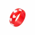 Bague en resine rouge avec motif de coeur blanc, bijou de mode tendance pour femme detail. - Style Imprimé Cœur Blanc Fond Rouge (B3627)