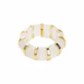 Nahaufnahme Detailansicht des Armbands aus klarem Harz mit goldenen Gliedern und Schmuck - Weiß Segmentiert 3D Stil (B3598)