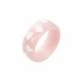 Vue détaillée de la bague en résine rose avec des motifs de cœurs blancs tendance et chic. - Style Imprimé Cœur Blanc Fond Rose (B3628)