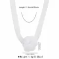 Vista detallada del choker de flor con cinta de malla blanca y las medidas de longitud y peso. - Blanco