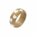 Détail de bracelet jonc en résine kaki motif cœur, bracelet mode large élégant pour femmes. - Style Cœur Blanc Fond Khaki (B3629)