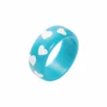 Bague en resine bleue motif coeur bijou tendance style statement pour femmes vue detail - Style Cœur Blanc Fond Bleu Ciel (B3630)