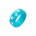 Gros plan détaillé d'une bague en résine cyan vibrante avec des motifs d'étoiles blanches. - Style Étoile Blanche Fond Bleu Cyan (B3622)