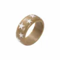 Vue de détail du bracelet étoile en résine style Y2K avec motifs d'étoiles blanches sur fond kaki. - Style Étoile Blanche Fond Khaki (B3623)