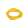 Détail de bracelet en résine irrégulière jaune, texture brillante lisse et forme géométrique unique. - Style Facetté Géométrique Irrégulier Jaune (B3584)