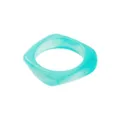 Gros plan du bracelet en résine irrégulière bleu clair translucide, détail texture. - Style Quadrilatère Irrégulier Bleu Ciel Translucide (B3585)