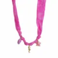 Nahaufnahme der rosa Stoffschal-Halskette mit hübschen Ozean-Charms wie Seestern und Seepferdchen. - Fuchsia
