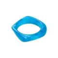 Gros plan détaillé du bracelet jonc en résine géométrique bleu vif avec une finition texturée. - Style Carré Irrégulier Texture Marbre Bleu Vif (B3586)