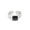 Offener Ring aus Titanstahl mit einem rechteckigen schwarzen Zirkon. Schickes Design. - Stahl-Schwarzer Stein
