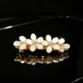 Detalle de pinza de pelo dorada decorada con flores de piedra ojo de gato y pedrería. - Estilo 1 Dos flores grandes