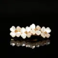 Elegante pinza para el pelo floral dorada decorada con pétalos de corazón y perlas. - Estilo 8 Cuatro flores pequeñas