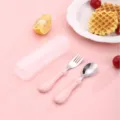 Set de tenedor y cuchara infantil de acero inoxidable con caja rosa para uso diario. - Combo de Tenedor y Cuchara / Rosa