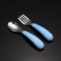 Ergonomisches Kleinkinder Trainingsbesteck Löffel Gabel Set in Blau für Baby Selbsternährung. - Löffel- und Gabelkombination / Blau