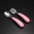 Kinder Besteck Set Edelstahl Löffel und Gabel mit rosa rundem Griff für Babys Mahlzeit - Löffel- und Gabelkombination / Rosa