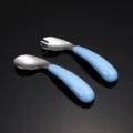 Edelstahl Besteckset fuer Kinder mit Loeffel und Gabel, Baby Futtergeraet mit blauem Griff. - Gebogene Löffel Gabel Kombination / Blau
