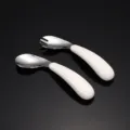 Edelstahl Kinder Gabel und Löffel Set mit weißen runden ergonomischen Griffen. - Gebogene Löffel Gabel Kombination / Weiß