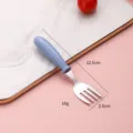 Edelstahl Kindergabel mit blauem Griff, sicher und perfekt für die tägliche Mahlzeit. - Blaue Plastikgabeln