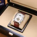 Herren quadratische automatische mechanische Uhr mit braunem Lederarmband und weißem Zifferblatt. - Braunes Armband Silber Gehäuse Weißes Zifferblatt