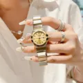 Klassische zweifarbige Damen-Quarzuhr mit goldenem Zifferblatt und eleganten römischen Ziffern. - Damen / Bicolor Goldenes Zifferblatt