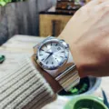 Klassische Mode Quarz Armbanduhr mit Metallarmband, römischen Ziffern und Datumsanzeige. - Herren / Silberstahl Weißes Zifferblatt