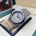 Elegante Quarzarmbanduhr mit silbernem Metallarmband, weißem Zifferblatt und blauer Lünette. - Herren / Silbergehäuse Graues Zifferblatt
