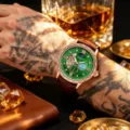 Grünes Zifferblatt automatische Herrenuhr mit Mondphase, geschnitzter Lünette und Lederarmband. - Braunes Band Grünes Zifferblatt