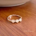 S925 Sterling Silber süßer Ring mit drei Perlenblumen, elegantes und schickes Fingeraccessoire. - Einstellbar #8-10 / Silber
