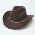 Brauner Filz-Cowboyhut Nahaufnahme mit feiner Textur, Lederriemen-Detail und Metallschließe. - M (56-58cm) / Kaffeebraun