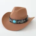 Detailaufnahme des stilvollen Western-Cowboyhuts mit Ethno-Stickerei und Türkis-Stein-Schnalle. - M (56-58cm) / Khaki