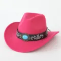 Nahaufnahme des pinken Western-Cowboyhuts mit besticktem Band und türkisfarbenem Schmuckstück. - M (56-58cm) / Fuchsia