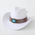 Detailansicht des weißen Western-Cowboyhuts mit braunem Lederband, Türkisstein und blauer Stickerei. - M (56-58cm) / Weiß