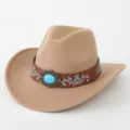 Nahaufnahme des braunen Lederbandes, blauen Stickereien und des Türkis-Schmucksteins. - M (56-58cm) / Camel
