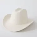 Nahaufnahme eines klassischen einfarbigen Western-Cowboy-Filzhutes im Vintage-Retro-Stil. - M (56-58cm) / Elfenbein
