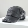Vue détaillée de la casquette de baseball en cuir chaud avec cache-oreilles et doublure peluche. - Doublé de Fausse Fourrure Grise / Noir