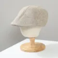 Vista dettagliata del berretto piatto traspirante in lino kaki, che mostra la pregevole trama. - M（56-58cm） / Beige
