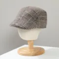 Vue détaillée d'une casquette plate à carreaux marron classique pour l'automne et l'hiver. - Taille unique / Marron