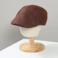 Dettaglio del berretto piatto marrone traspirante, cappello classico retrò per protezione solare. - M（56-58cm） / Caffè