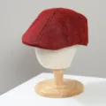 Primer plano detallado del tejido transpirable de la gorra plana roja con textura fina. - M (56-58cm) / Burdeos