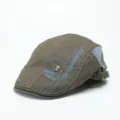Detailansicht Herren Schiebermütze, khaki Baumwolle, cooler Totenkopf und blaue Ziernähte. - M (56-58cm) / Armeegrün