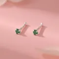 Zilveren oorknopjes met groene zirkonia, delicate dagelijkse draagbare sprankelende sieraden. - Groene Zirconia--Zilver
