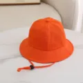 Oranger Kinder-Fischerhut mit verstellbarem Kinnriemen, leichtes Sonnenschutz-Cap Sommer. - 50cm Krempe (1-3 Jahre) / Orange