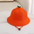 Orangener Kinder Fischerhut Detail mit süßem Karottenblatt Top und verstellbarem Kinnriemen. - 50cm Krempe (1-3 Jahre) / Orange