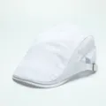 Gedetailleerd uitzicht op de klassieke witte katoenen platte pet met fijne stiksels. - M (56-58cm) / Wit