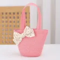 Bolso tote de paja rosa para niños vista detallada, decorado con bonito lazo de lunares. - Melocotón